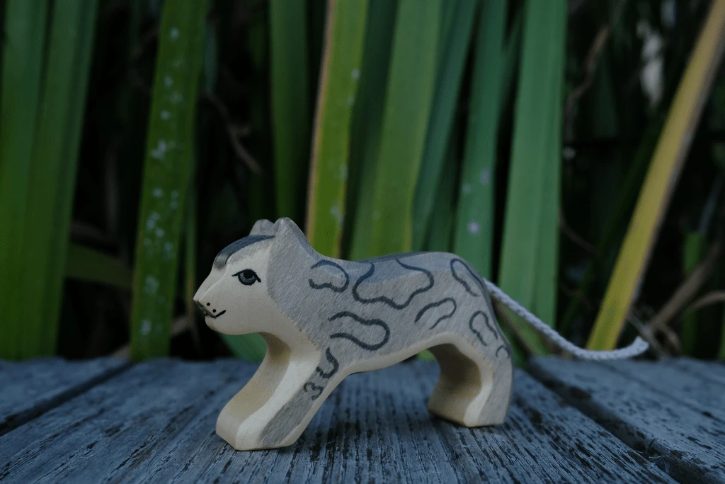 HolzWald Snow Leopard Small 4 HolzWald Snow Leopard Small - Image 2
